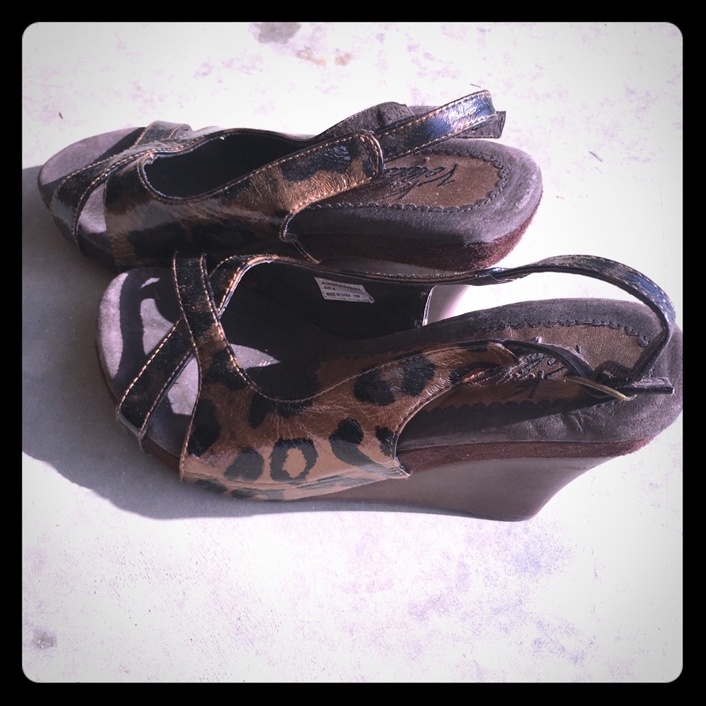 Very Volatile leopard print wedges size 8